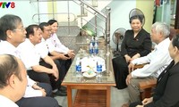 Phó Chủ tịch Quốc hội Tòng Thị Phóng thăm, tặng quà các gia đình chính sách tại Đà Nẵng