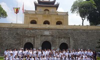 120 thanh thiếu niên kiều bào thăm Lăng Bác và Hoàng Thành Thăng Long