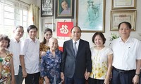 Thủ tướng Nguyễn Xuân Phúc thăm hỏi các gia đình liệt sĩ tại Hà Nội
