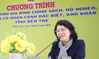 Phó Chủ tịch nước Đặng Thị Ngọc Thịnh trao quà tặng gia đình chính sách khó khăn tỉnh Bến Tre