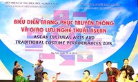 Biểu diễn trang phục truyền thống và giao lưu nghệ thuật ASEAN