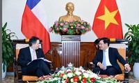 Phó Thủ tướng, Bộ trưởng Ngoại giao Phạm Bình Minh tiếp Bộ trưởng Ngoại giao Chile Roberto Ampuero Espinoza