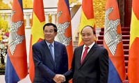 Thủ tướng Nguyễn Xuân Phúc gặp Thủ tướng Campuchia Samdech Techo Hunsen