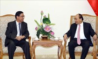 Thủ tướng Nguyễn Xuân Phúc tiếp Chủ tịch Hội Liên lạc với người Việt Nam ở nước ngoài