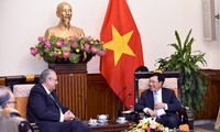 Phó Thủ tướng, Bộ trưởng Ngoại giao Phạm Bình Minh tiếp Chủ tịch Nhóm Tầm nhìn Diễn đàn hợp tác kinh tế châu Á – Thái Bình Dương (APEC)