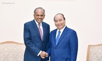 Thủ tướng Nguyễn Xuân Phúc tiếp Bộ trưởng Bộ Nội vụ kiêm Bộ trưởng Bộ Luật pháp Singapore Shanmugam