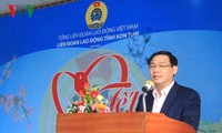 Phó Thủ tướng Vương Đình Huệ chúc Tết, tặng quà công nhân lao động tỉnh Kon Tum