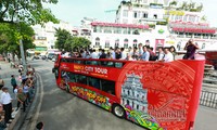 Buýt 2 tầng thu hút du khách thăm Hà Nội