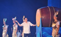 Phó Thủ tướng Vương Đình Huệ đánh trống khai mạc Lễ hội Du lịch Cửa Lò, tỉnh Nghệ An