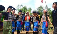  Trang phục và khăn đội đầu của phụ nữ dân tộc Si La      
