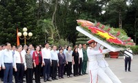 Chủ tịch Quốc hội Nguyễn Thị Kim Ngân dâng hương tưởng niệm các Anh hùng Liệt sỹ tại TP Hồ Chí Minh