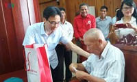 Phó Thủ tướng Vũ Đức Đam tặng quà các nạn nhân chất độc da cam tỉnh Phú Yên
