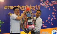 Tặng quà Tết cho 100 gia đình gốc Việt sinh sống tại Campuchia