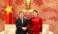 Chủ tịch Quốc hội Nguyễn Thị Kim Ngân tiếp Đại sứ Lào tại Việt Nam