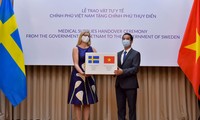 Việt Nam tặng Thụy Điển vật tư y tế phòng chống dịch Covid-19