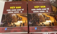 Ra mắt cuốn sách ''Việt Nam - Cuộc chiến sinh tử chống COVID-19''