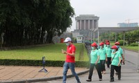 Đông đảo người dân, du khách đến viếng lăng Chủ tịch Hồ Chí Minh