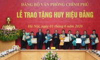 Thủ tướng Nguyễn Xuân Phúc dự lễ trao Huy hiệu Đảng của Đảng bộ Văn phòng Chính phủ