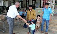 Đại sứ Bỉ tặng quà cho 6.200 trẻ mầm non ở một số tỉnh miền Trung