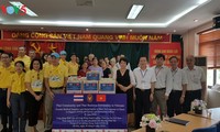 Cộng đồng Thái Lan tại Hà Nội tặng quà cho các gia đình hoàn cảnh khó khăn