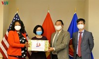 Đại sứ quán Việt Nam trao tặng khẩu trang cho Thủ đô Washington
