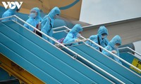 Dịch COVID-19: Hai chuyến bay đầu tiên chở du khách mắc kẹt ở Đà Nẵng