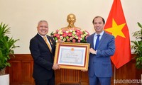 Trao Huân chương Hữu nghị tặng Đại sứ Indonesia tại Việt Nam 