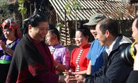 Phó Chủ tịch Quốc hội thăm, tặng quà người dân bản Phứa Cón, tỉnh Sơn La