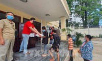 Giúp đỡ các gia đình gốc Việt ở Campuchia gặp khó khăn vì dịch COVID-19
