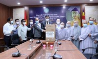 Giáo hội Phật giáo Việt Nam trao tặng thiết bị y tế hỗ trợ Ấn Độ phòng, chống dịch COVID-19