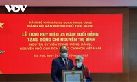 Chủ tịch nước trao Huy hiệu 75 năm tuổi Đảng cho nguyên Phó Chủ tịch nước Nguyễn Thị Bình