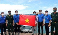 Trao tặng cờ Tổ quốc cho ngư dân huyện đảo Phú Quý, Bình Thuận