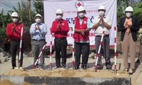 Trao tặng nhà Chữ thập đỏ và áo phao cứu sinh cho ngư dân Phú Yên