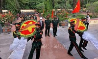 Dâng hương, tưởng niệm các anh hùng, liệt sỹ nhân kỷ niệm 50 năm Chiến thắng Đăk Tô-Tân Cảnh
