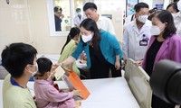 Phó Chủ tịch nước Võ Thị Ánh Xuân thăm bệnh nhi đang điều trị ung thư