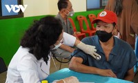Bác sĩ Việt Nam thăm khám bệnh, phát thuốc cho người dân Lào