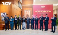 Chủ tịch Quốc hội Vương Đình Huệ tiếp nhận bức tranh vẽ Chủ tịch Hồ Chí Minh 