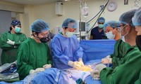 Bác sĩ Việt Nam chuyển giao phẫu thuật bằng robot cho một bệnh viện ở Philippines