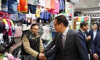   Đại sứ Việt Nam tại LB Nga thăm hỏi người Việt kinh doanh ở chợ Teply Stan
