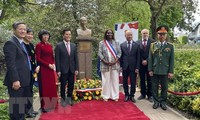 Dâng hoa tại tượng đài của Chủ tịch Hồ Chí Minh trong công viên Montreuil (Paris, Pháp)