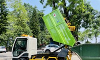 Thí điểm xe tải điện thu gom rác thải ở thành phố Huế