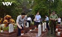 Chủ tịch Quốc hội Vương Đình Huệ dâng hương, dâng hoa các địa danh lịch sử tại Quảng Trị