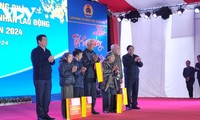 Thủ tướng thăm, tặng quà gia đình chính sách, công nhân, người lao động tại Thanh Hóa