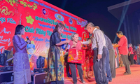 San sẻ yêu thương trong cộng đồng người Việt tại Lào
