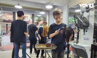 Tiệm cắt tóc “không lời” ở Hạ Long