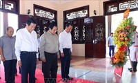 Thủ tướng Phạm Minh Chính dâng hương tưởng nhớ Chủ tịch Hội đồng Bộ trưởng Phạm Hùng và Thủ tướng Võ Văn Kiệt