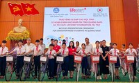 Lifestart Foundation tặng xe đạp cho học sinh nghèo ở Quảng Nam