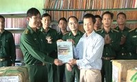 Библиотека провинции Контум подарила книги солдатам пограничных застав