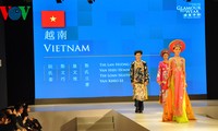 Показ национального платья «аозяй» на выставке одежды АСЕАН-Китай-2014