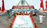 Во Вьетнаме празднуют День воссоединения страны и Первомай